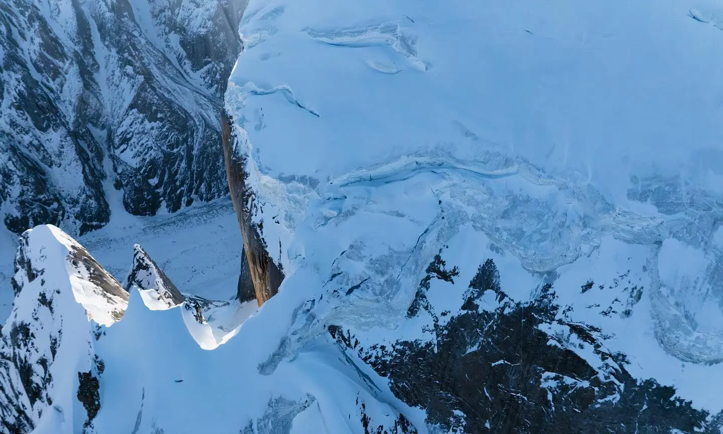 Перший гірськолижний спуск з вершини Великої Вежі Транго (The Great Trango Tower). Фото The North Face 