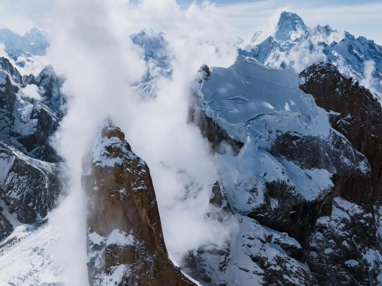 Вид з вершини Великої Вежі Транго (The Great Trango Tower). Фото The North Face 