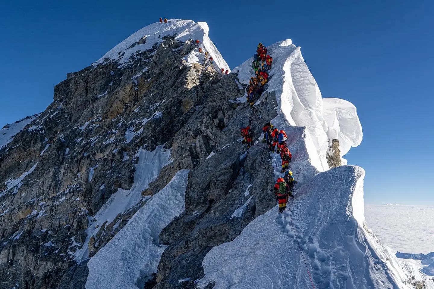 "Сходинка Гілларі" (Hillary Step) - передвершинна ділянка маршруту на Еверест.