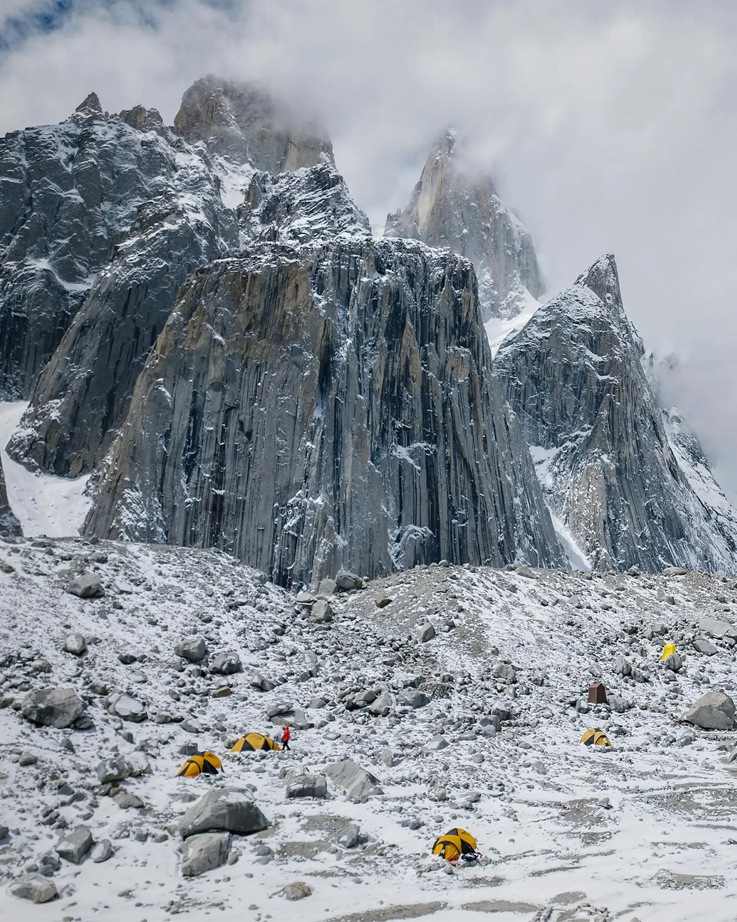 Перший гірськолижний спуск з вершини Великої Вежі Транго (The Great Trango Tower). Фото The North Face 