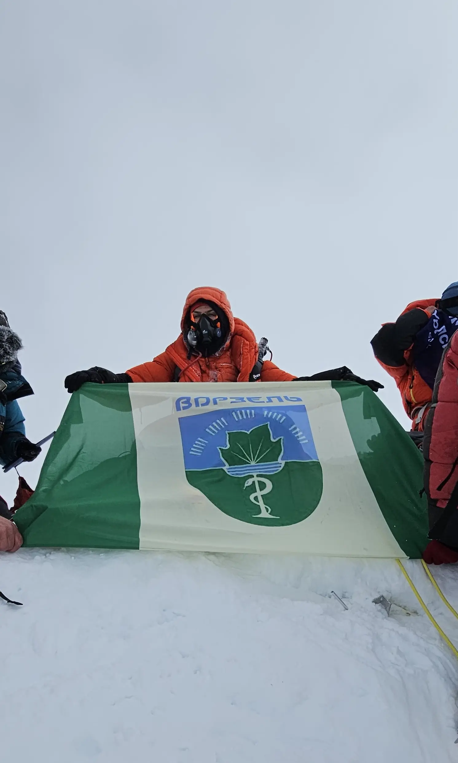 Алевтина Ковальчук (м. Ворзель, Київської області) з прапором міста Ворзель на вершині Евересту. 19 травня 2024 року. Фото Валентин Сипавін