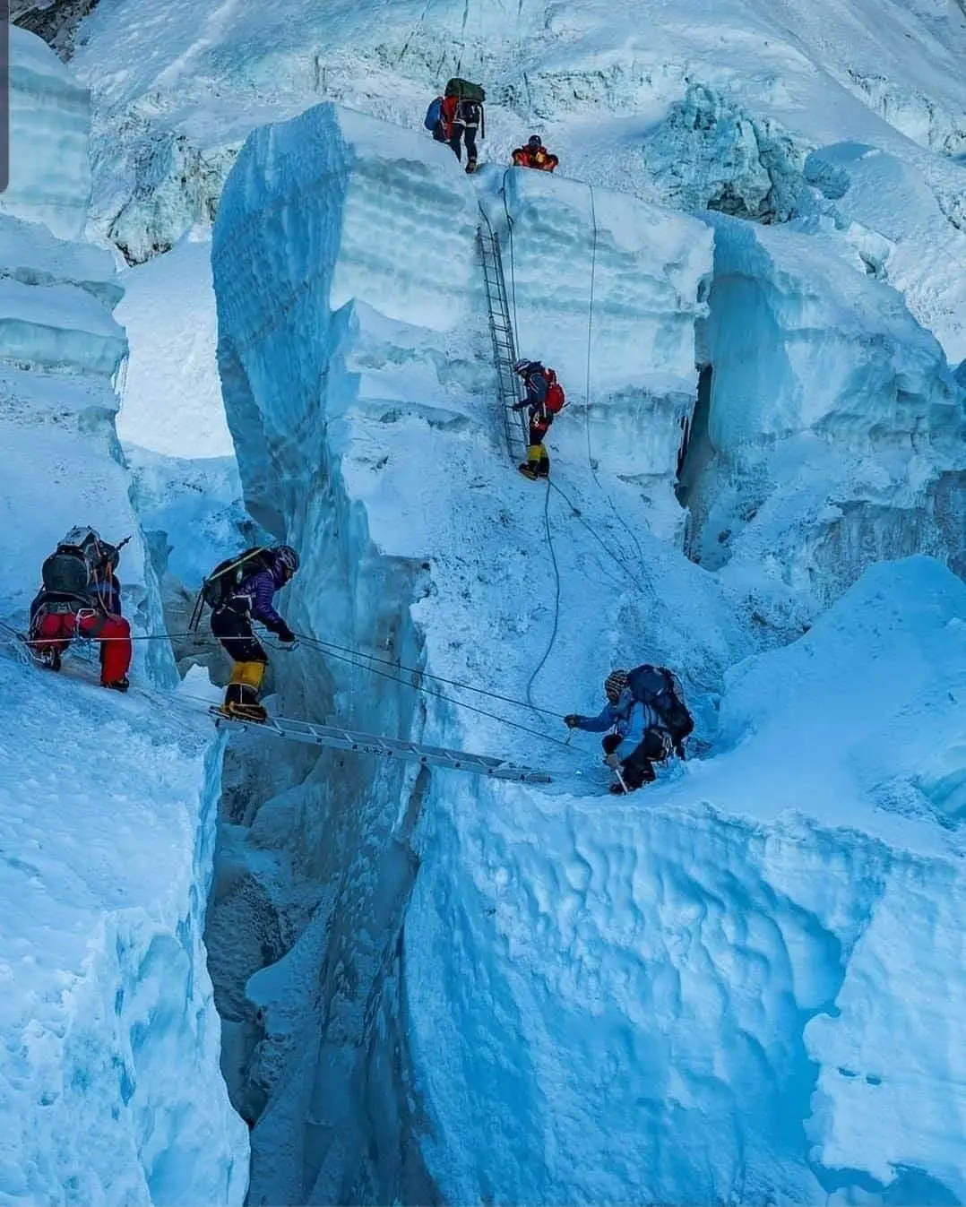 Прододження льдоспаду Кхумбу на Евересті. Фото Nepal Ascent Treks
