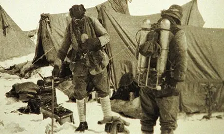 Джордж Меллорі (George Mallory) та Ендрю «Сенді» Ірвін (Andrew "Sandy" Irvine) на схилі Евересту 1924 року. Це остання фотографія перед тим, як обидва альпіністи зникли на схилі гори