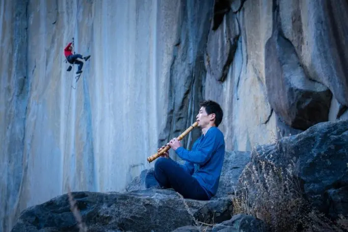 Кейта Куракамі (Keita Kurakami) грає на сякухаті серед великих стін долини Йосеміті. Фото Drew Smith