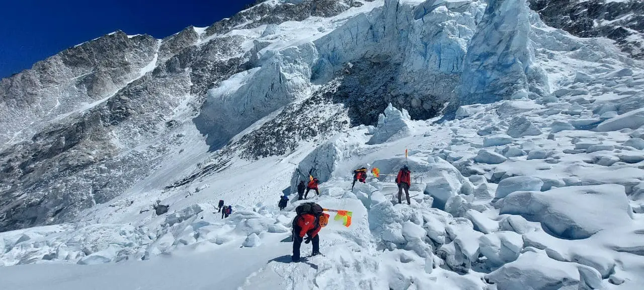 Шерпи на льодоспіді Кхумбу (Khumbu Icefall). Фото Sagarmathaa Pollution Control Committee