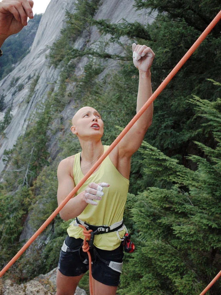 Аланна Їп (Alannah Yip) відпрацьовує рухи під час лазіння на скелях Скваміш. Фото Eric Milic / Arc’teryx