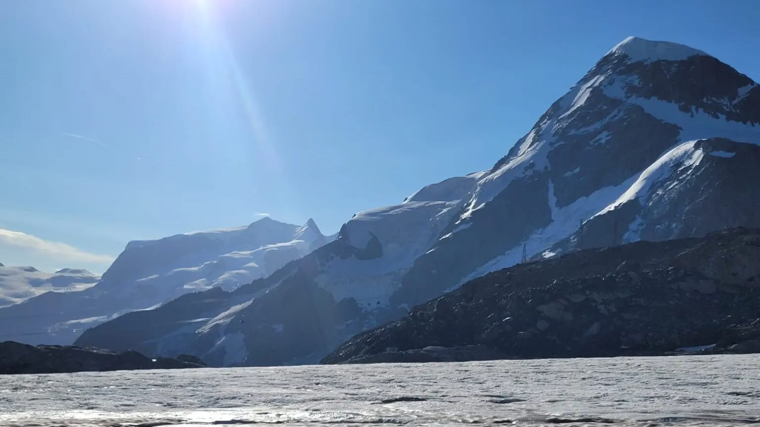 массив Монте-Роза (Monte Rosa), до якого входять 18 вершин висотою вище 4000 метрів. Головна вершина масиву вдалині зліва, головна вершина Брайтгорн (Breithorn Main) справа на фото. Фото Angela Benavides